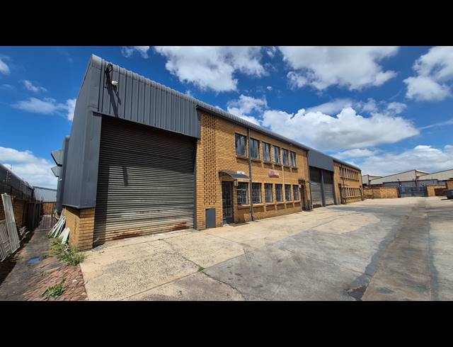 140M² FACTORY TO LET IN APEX